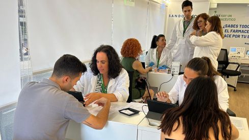 Más de 200 voluntarios han realizado 3.300 pruebas y atendido a 1.700 personas en la campaña "Aquí hay un farmacéutico... en marcha"