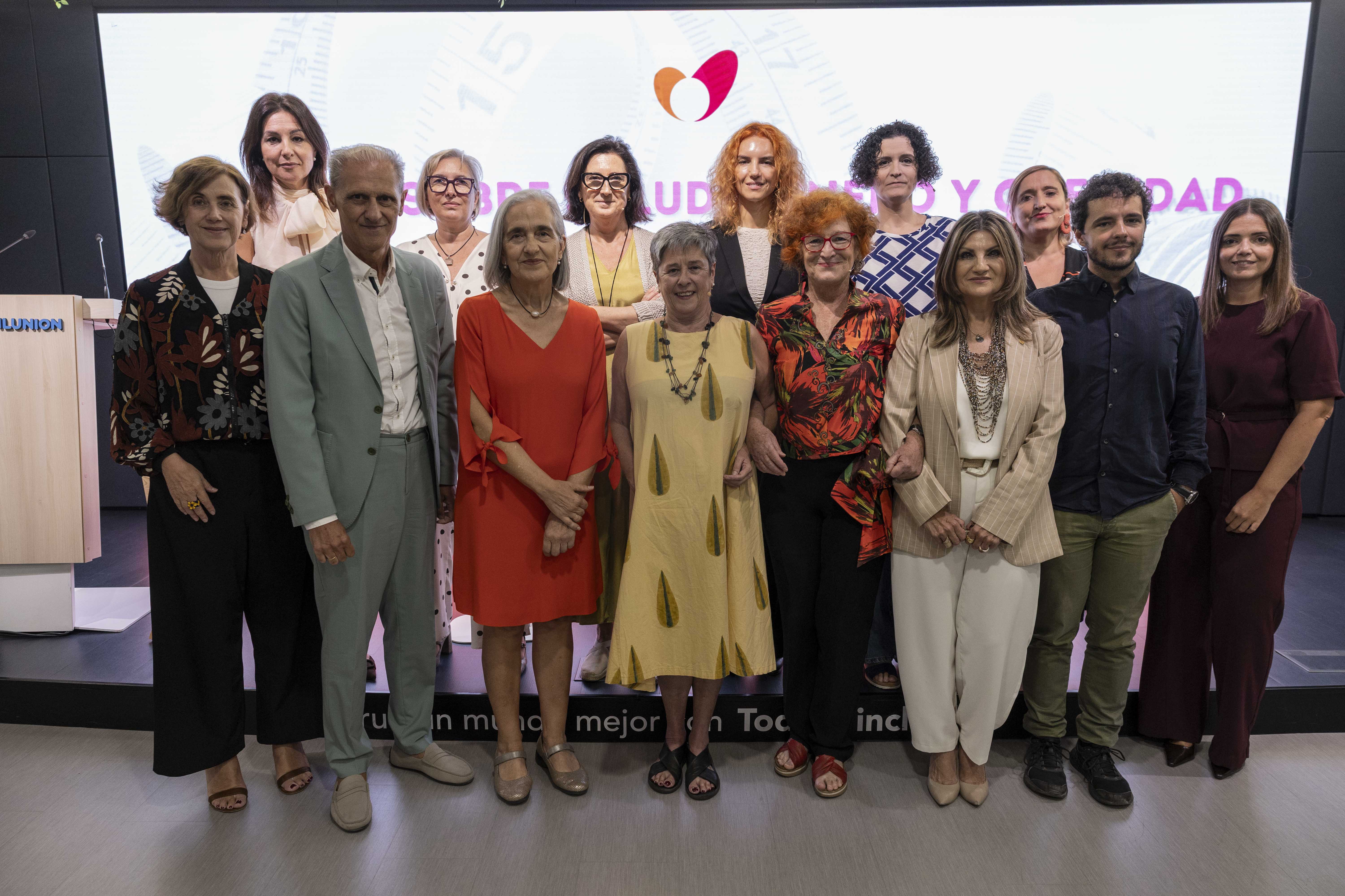 Foto de familia de la Jornada  Salud, Género y Obesidad, en la que se debatió los determinantes sociales y el género que influyen en la prevalencia, diagnóstico y abordaje de esta enfermedad. 