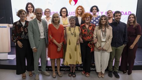 Foto de familia de la Jornada  Salud, Género y Obesidad, en la que se debatió los determinantes sociales y el género que influyen en la prevalencia, diagnóstico y abordaje de esta enfermedad. 