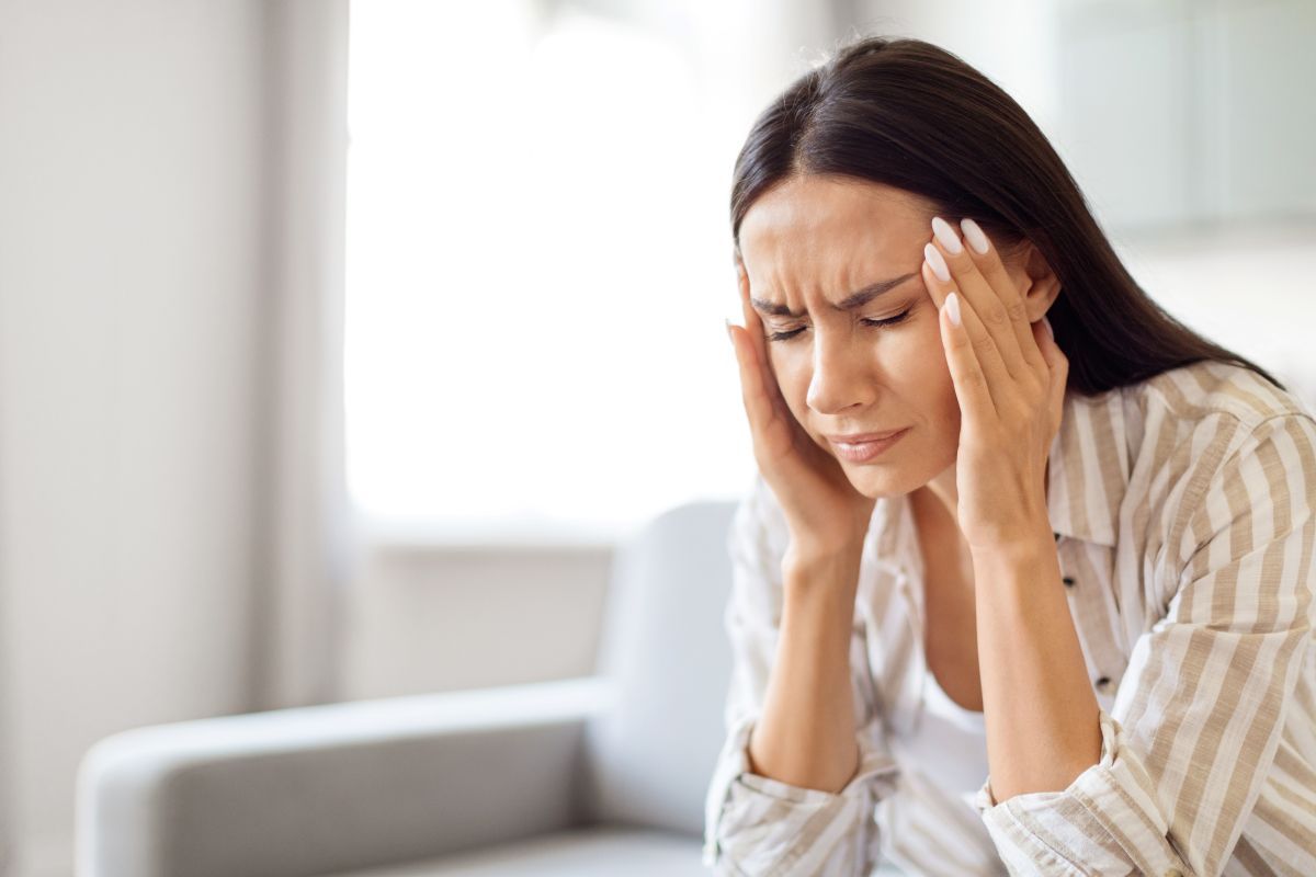 La migraña es tres veces más frecuente en mujeres que en hombres.