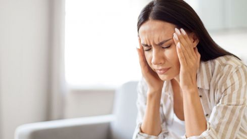 La migraña es tres veces más frecuente en mujeres que en hombres.
