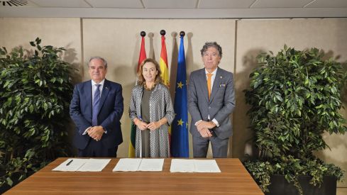 Los firmantes del convenio que pondrá en marcha el proyecto piloto para la implantación de servicios profesionales remunerados en farmacias de La Rioja