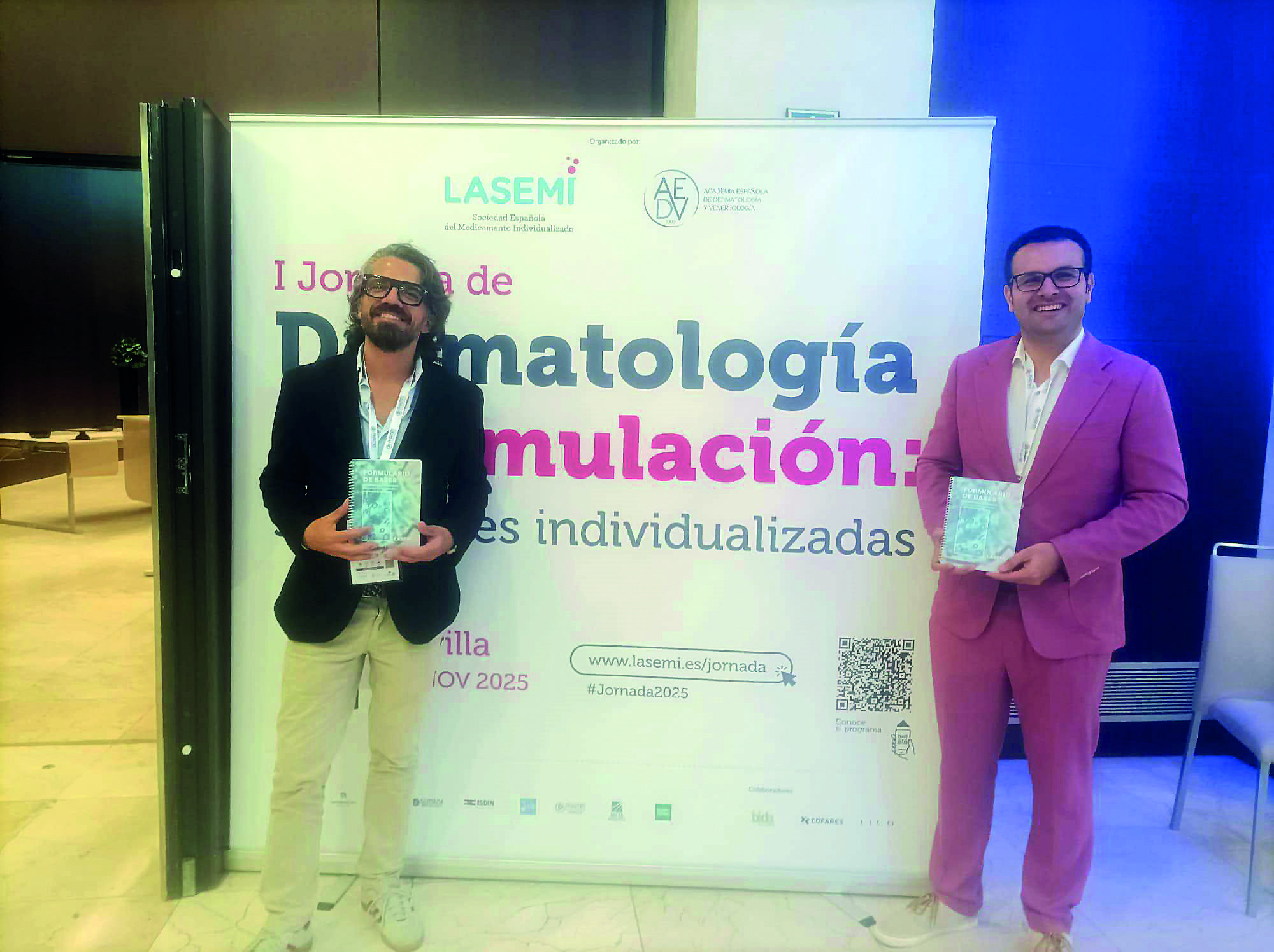  Edgar Abarca, vicepresidente de Formación e Investigación de LASEMI, y Luis Alberto Jiménez Labaig, coordinador del proyecto, con el nuevo formulario.