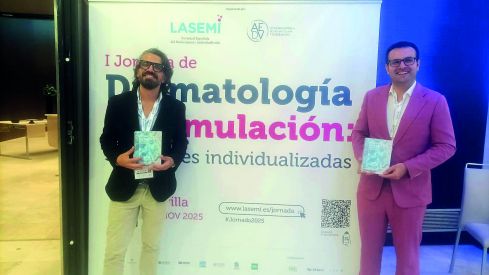  Edgar Abarca, vicepresidente de Formación e Investigación de LASEMI, y Luis Alberto Jiménez Labaig, coordinador del proyecto, con el nuevo formulario.