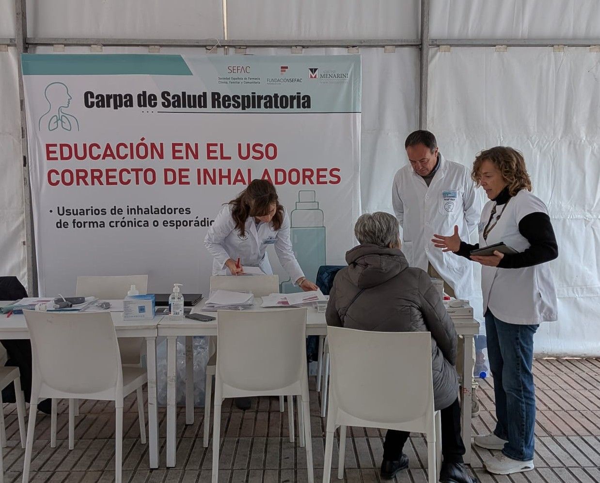 La carpa de la salud respiratoria de la Fundación SEFAC visibiliza cómo actúa la farmacia en esta área