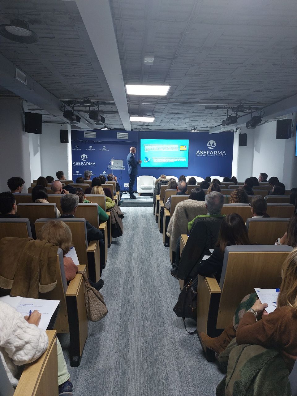 Más de 50 farmacéuticos se reúnen para abordar la implantación de Veri*factu en la oficina de farmacia