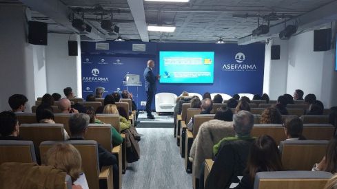 Más de 50 farmacéuticos se reúnen para abordar la implantación de Veri*factu en la oficina de farmacia