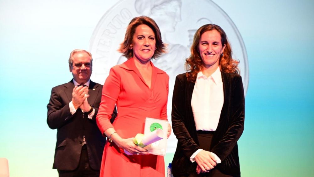 Yolanda Barcina recogiendo el premio Yolanda Barcina recogiendo el premio