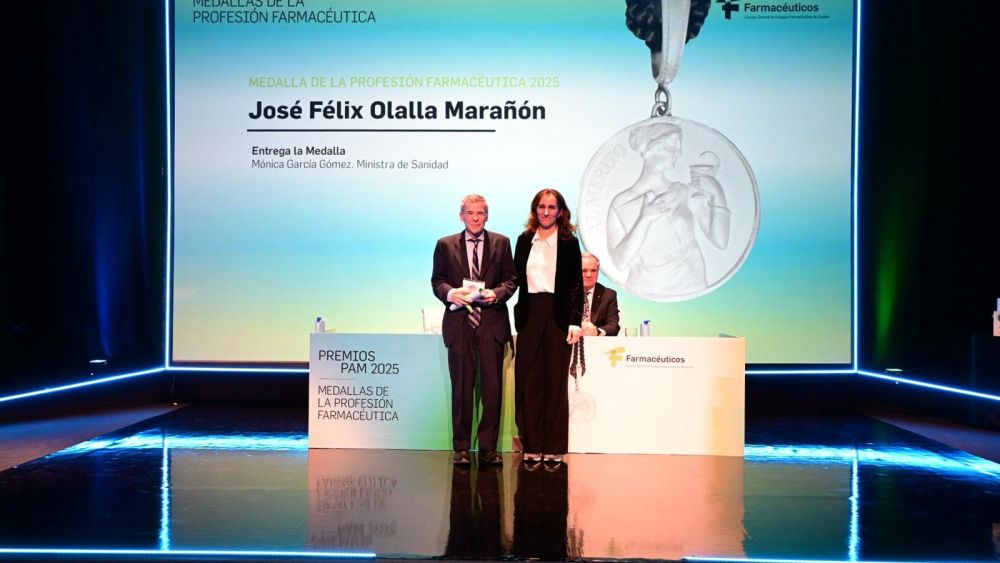 José Felix Olalla recogiendo el premio José Felix Olalla recogiendo el premio