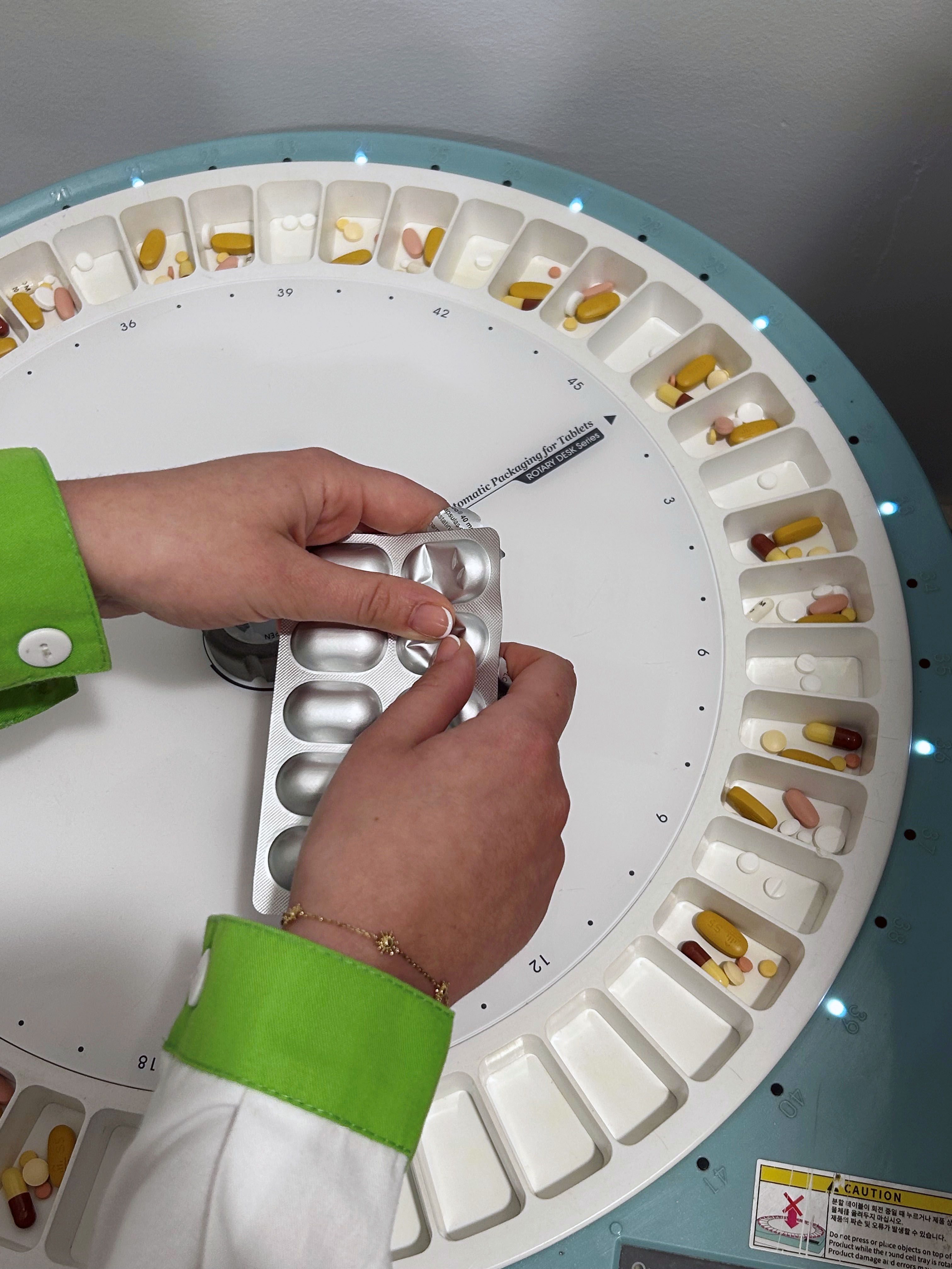 Más de 120 farmacias valencianas preparan 32.000 sistemas personalizados de medicación cada semana