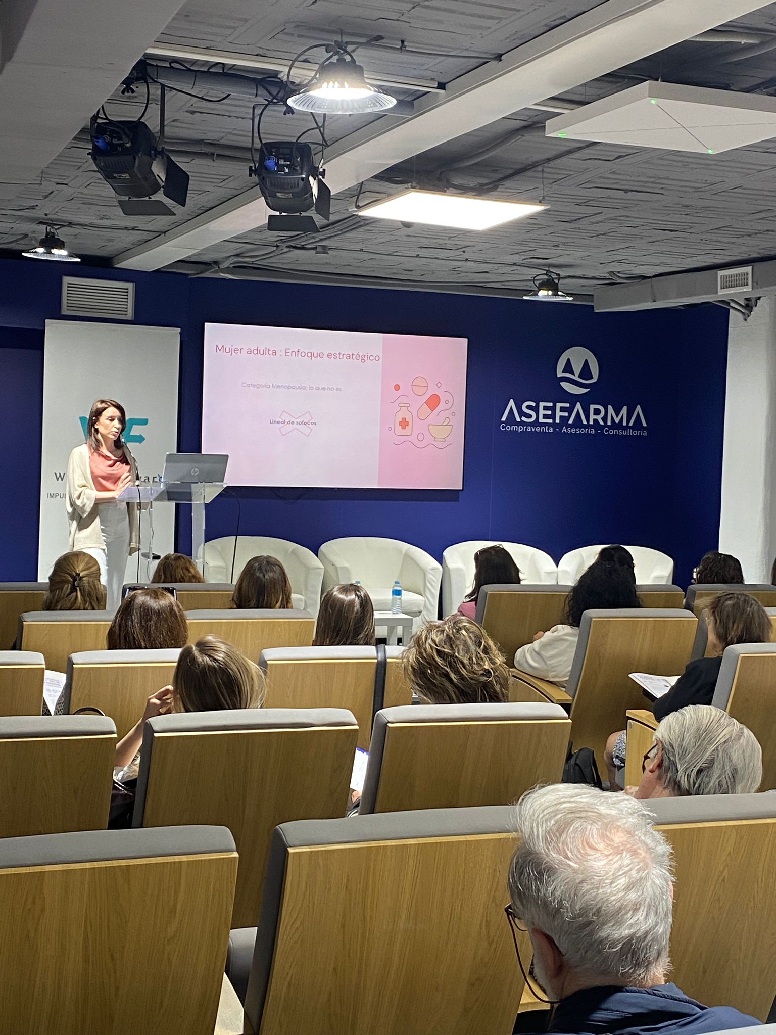 La salud de la mujer a partir de los 50 años: Asefarma impulsa el debate sobre menopausia, brecha sanitaria y papel de la farmacia