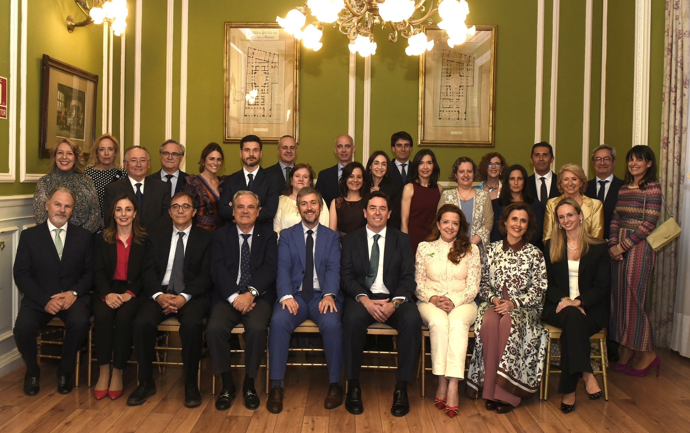 Foto de familia del acto de toma de posesión, que reunió a destacadas autoridades del ámbito político y sanitario