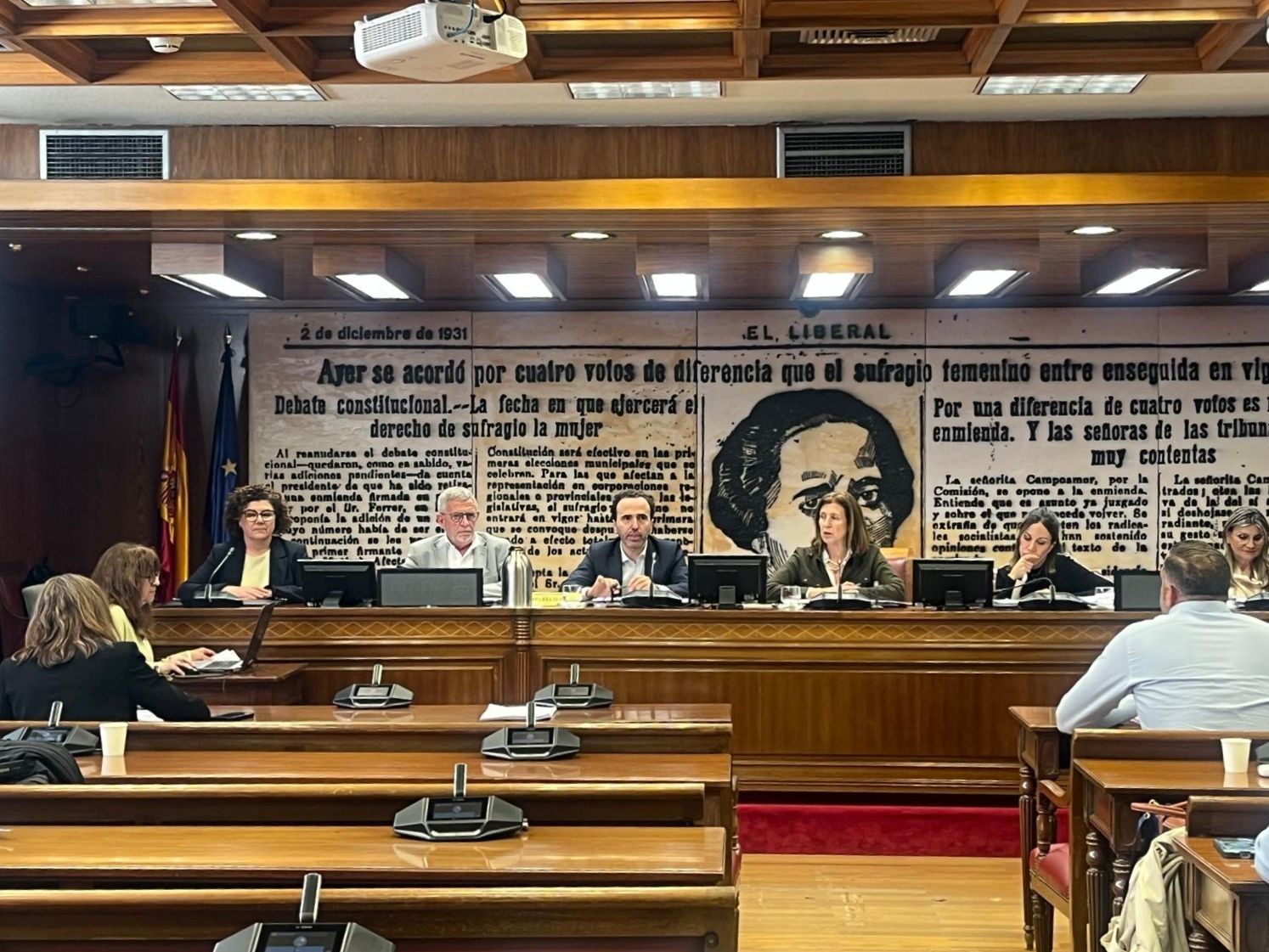Farmacéuticos y médicos de Barcelona proponen en el Senado un plan de choque contra la falta de fármacos