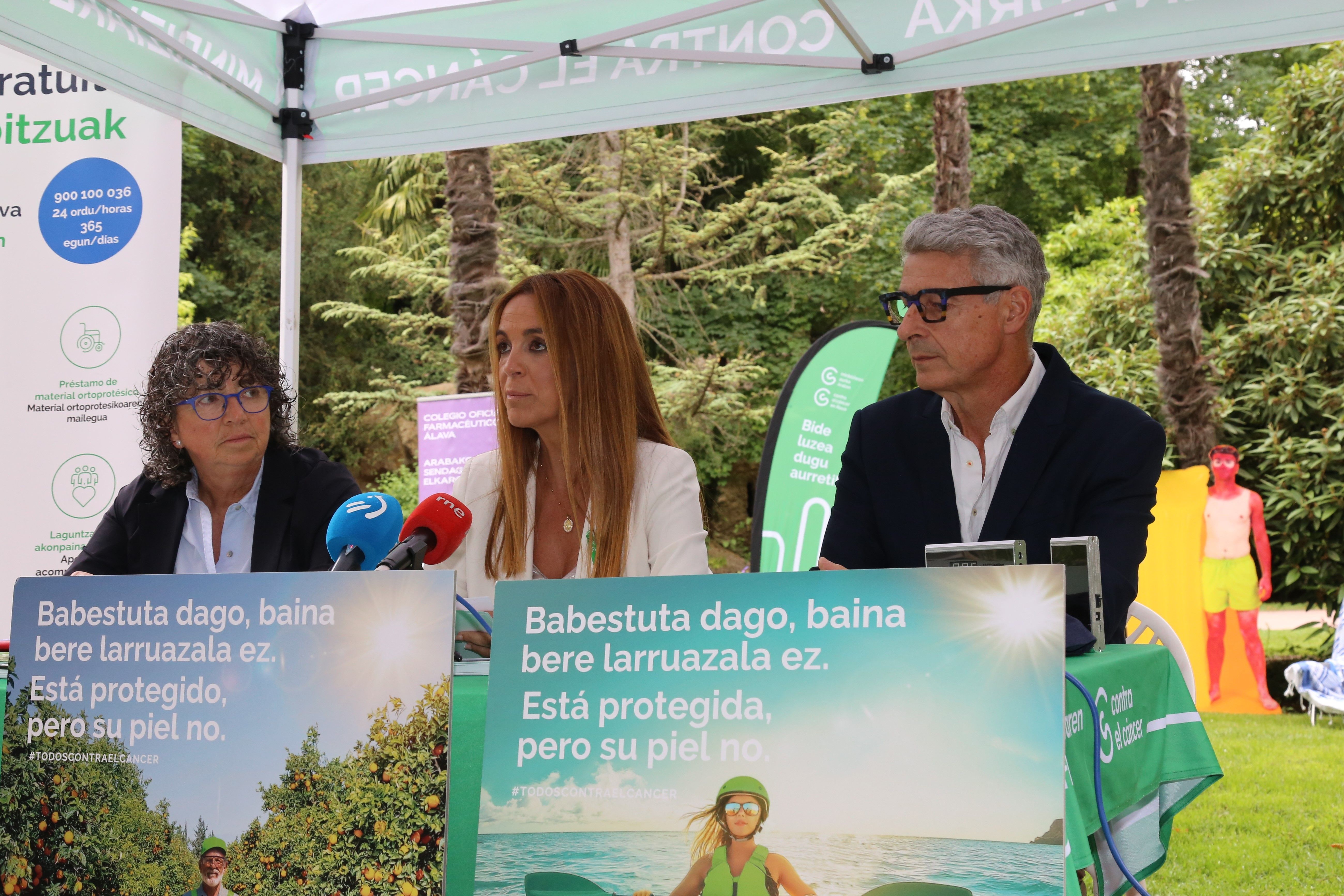 Farmacéuticos, ópticos y la Asociación Contra el Cáncer en Álava se unen para combatir los bulos sobre fotoprotección