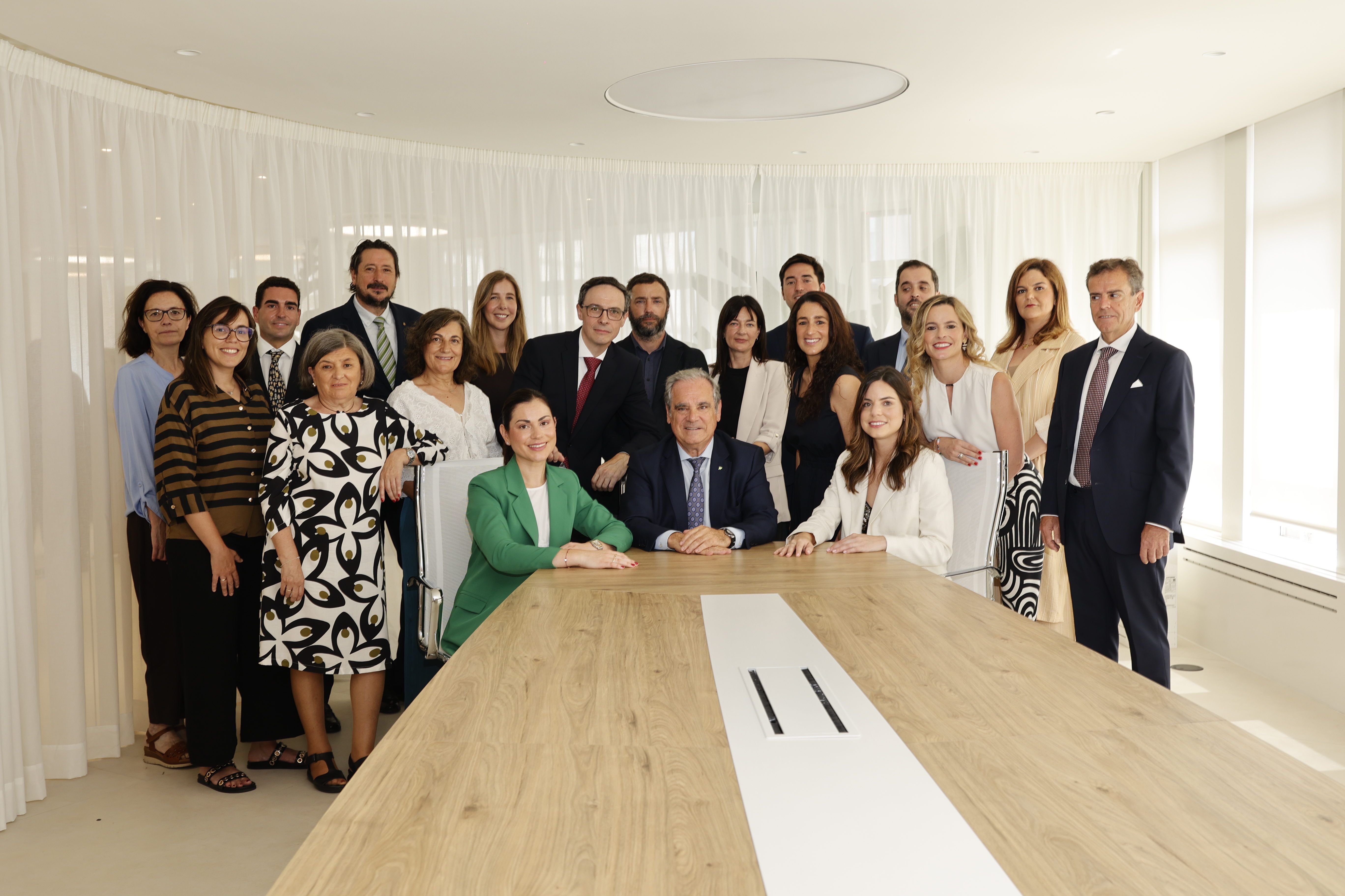 La nueva Junta de Gobierno del Colegio acompañada del presidente del Consejo General de Colegios Oficiales de Farmacéuticos
