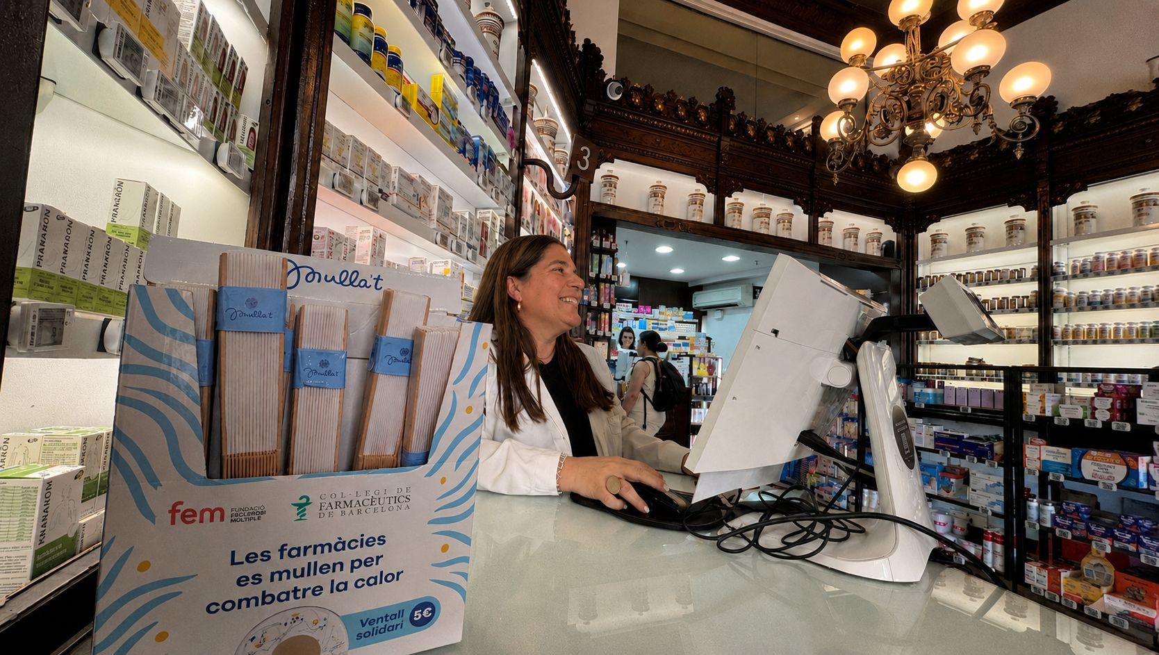 Las farmacias de Barcelona impulsan una campaña solidaria para visibilizar el impacto del calor en pacientes con esclerosis múltiple Las farmacias de Barcelona impulsan una campaña solidaria para visibilizar el impacto del calor en pacientes con esclerosis múltiple