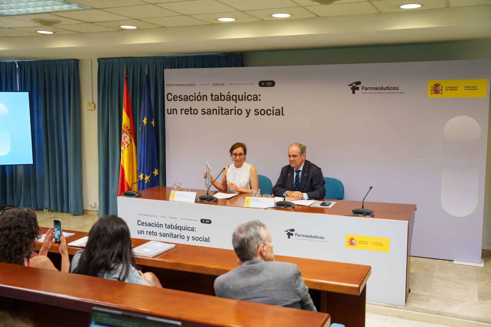 La ministra de Sanidad, Mónica García Y el presidente del Consejo General de Colegios Farmacéuticos, Jesús Aguilar en la presentación del informe