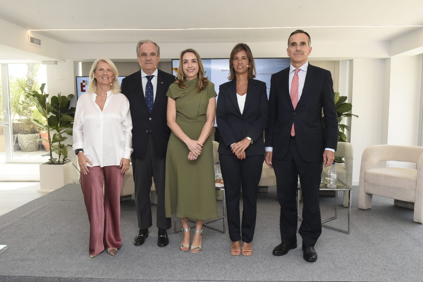 María Ángeles Figuerola, directora de SEVeM; Jesús Aguilar, presidente del Consejo General de Colegios de Farmacéuticos; Matilde Sánchez Reyes, presidenta de Fedifar; Elena Casaus, secretaria general de Aeseg, y Juan Yermo, director general de Farmaindustria.