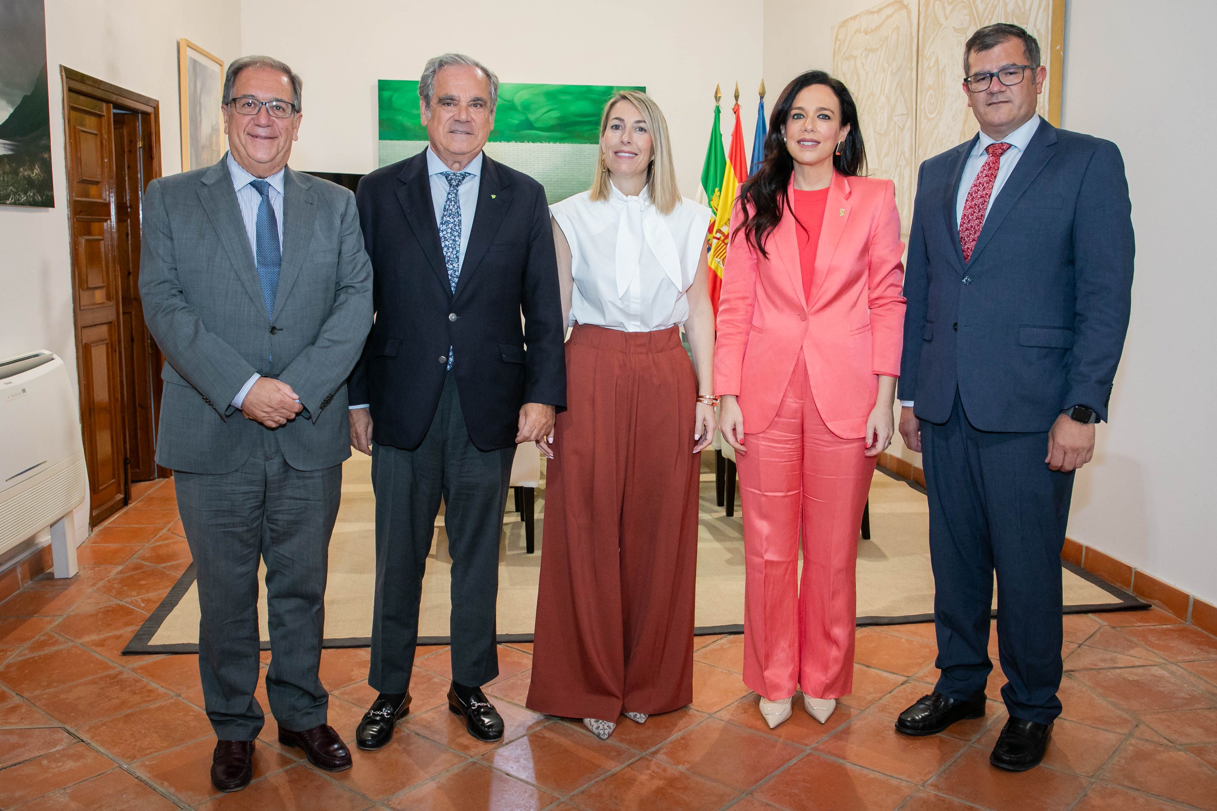 La profesión farmacéutica comparte con María Guardiola, la aportación de las farmacias para fortalecer los sistemas sanitarios