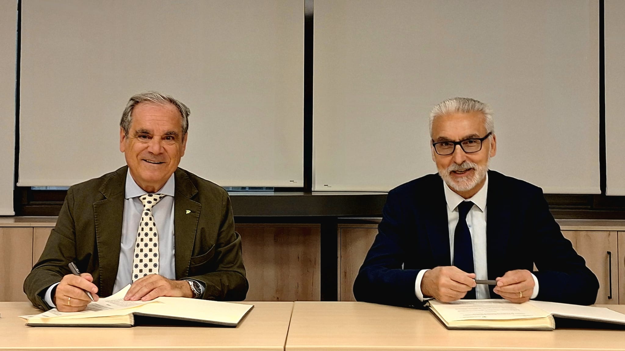 Jesús Aguilar y Juan Carlos Lentijo durante la firma del Convenio.