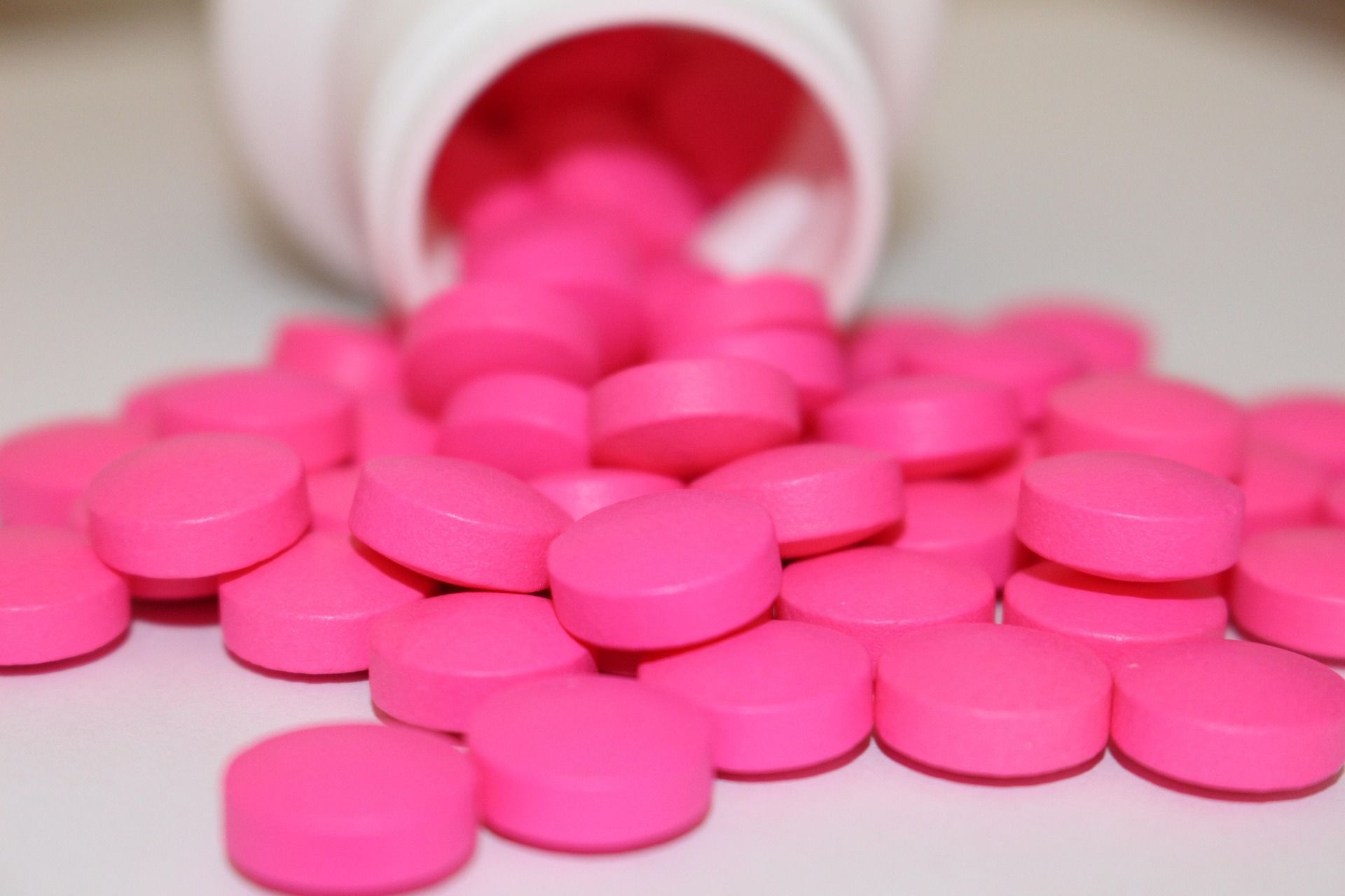 El ibuprofeno es uno de los medicamentos más demandados en la farmacia y también uno de los que genera más consultas en el mostrador.