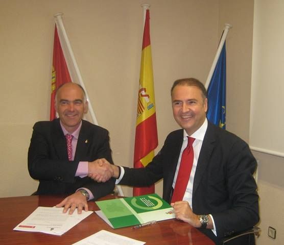 Banco Santander y el Consejo de Farmacéuticos de Castilla y León firman un convenio para la creación del carnet colegial inteligente