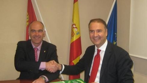 Banco Santander y el Consejo de Farmacéuticos de Castilla y León firman un convenio para la creación del carnet colegial inteligente