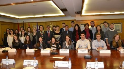 El COF de Madrid otorga una ayuda complementaria a 20 alumnos becados con el Programa Erasmus de Farmacia de la UCM El COF de Madrid otorga una ayuda complementaria a 20 alumnos becados con el Programa Erasmus de Farmacia de la UCM