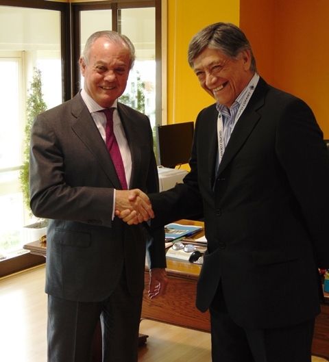 El embajador de Ecuador recibió una donación de la Fundación Cofares y Normon para los afectados por el terremoto