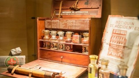 El COF de Tarragona acoge la exposición «Botiquines portátiles»