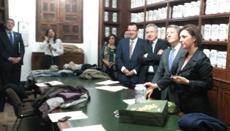 El COF de Córdoba presenta el Proyecto FARO Asistencial a la alcaldesa Isabel Ambrosio
