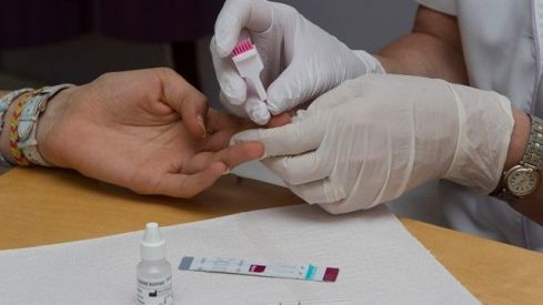Las farmacias catalanas realizan más de 11.500 pruebas para detectar de forma precoz la infección por VIH