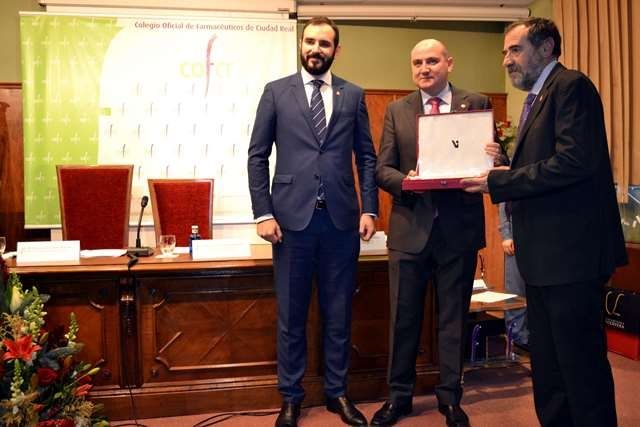 El COF Ciudad Real distingue al farmacéutico Félix García-Lozano por su dedicación al interés general de la profesión