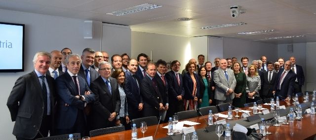 Reunión institucional de la ministra de Sanidad con los representantes de la industria farmacéutica