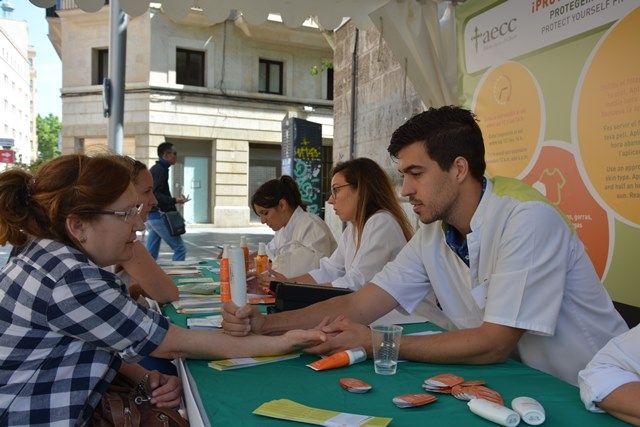 El Colegio de las Illes Balears y AECC informan a los ciudadanos sobre la necesidad de protegerse adecuadamente del sol