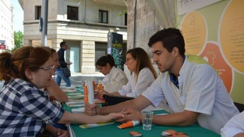 El Colegio de las Illes Balears y AECC informan a los ciudadanos sobre la necesidad de protegerse adecuadamente del sol