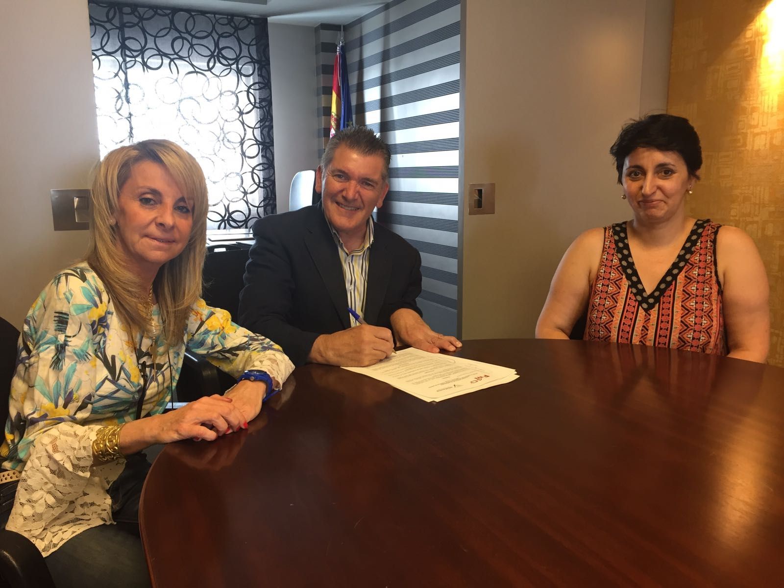 Adefarma y Grupo Fm-40 firman un convenio de colaboración