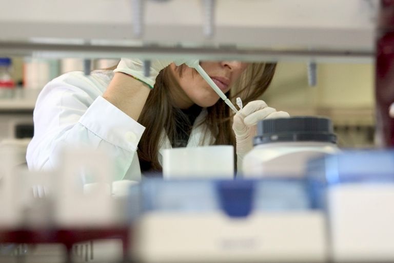 Estable, cualificado y femenino, características del empleo en la industria farmacéutica innovadora
