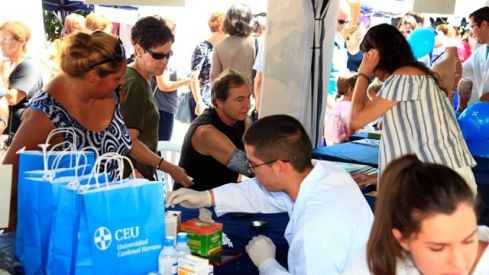 Estudiantes y profesores del CEU ofrecen talleres de Educación para la Salud en la Feria de Moncada