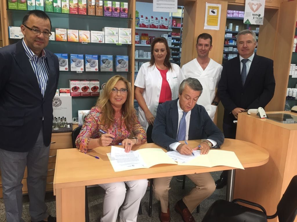 La farmacia cordobesa se adhiere a la Red Andaluza de Servicios Sanitarios y Espacios Libres de Humo
