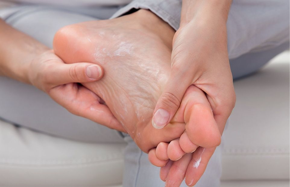 Cuidado de pies y manos en la edad adulta