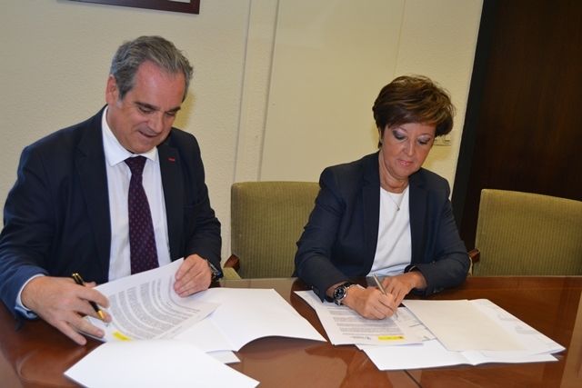 El Ministerio de Sanidad y el Consejo General de Farmacéuticos colaborarán para fomentar el diagnóstico precoz del VIH desde las farmacias
