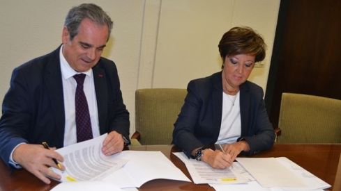 El Ministerio de Sanidad y el Consejo General de Farmacéuticos colaborarán para fomentar el diagnóstico precoz del VIH desde las farmacias