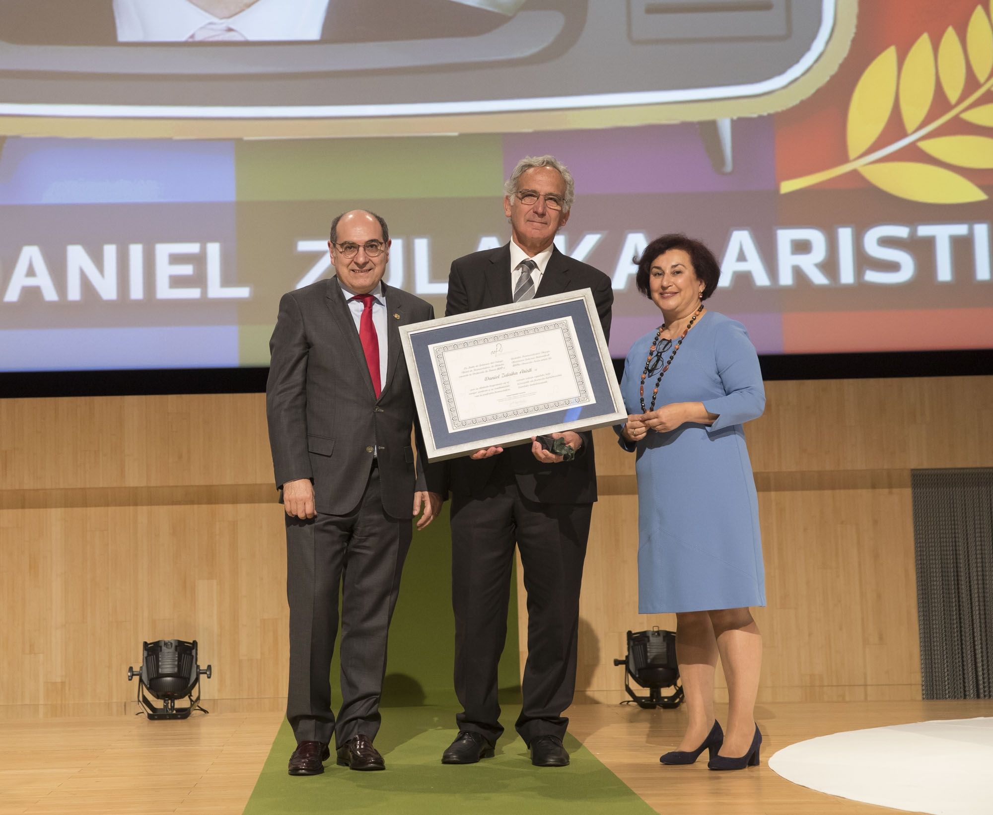 Daniel Zulaika, primera «Distinción de Honor» del Colegio de Farmacéuticos de Bizkaia