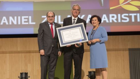 Daniel Zulaika, primera «Distinción de Honor» del Colegio de Farmacéuticos de Bizkaia