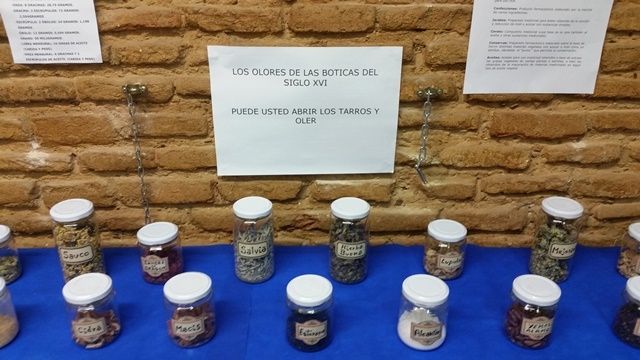 El COF de Valencia acoge la exposición «Recreando una botica de medeçinas de Requena en 1545»