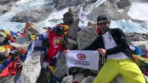 Cofares hace cima en Kala Patthar con la expedición del alpinista Alex Txikon