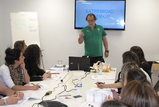 El COF de Álava forma a sus farmacéuticos para la dispensación de productos de ortopedia