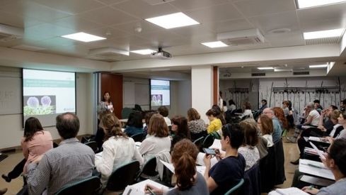 Farmacéuticos de Barcelona se forman para tener más herramientas en la atención a pacientes con cáncer