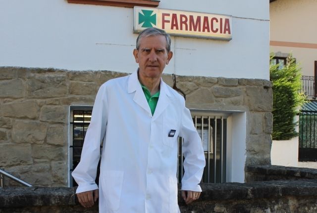 El COF de Bizkaia entrega su «Distinción de Honor» al farmacéutico Eduardo Traver
